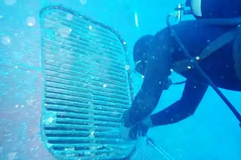  Underwater sea chest claening